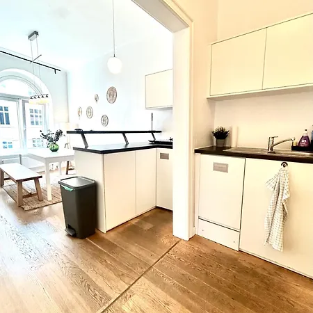 Central Apartment For Up To 10 Guests